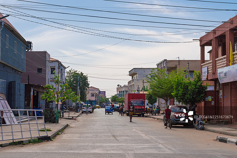 冈比亚首都班珠尔市中心的街景，有老建筑和日常交通图片素材