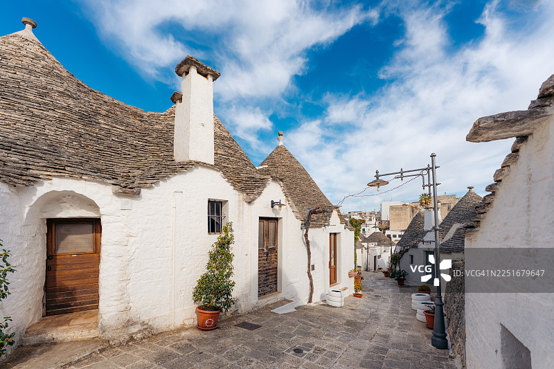 阳光明媚的蓝天下，意大利阿尔贝罗贝洛的特鲁利房屋图片素材