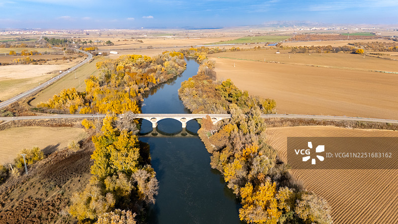 空中俯瞰托莱多省塔霍河中部河段，河上有一座桥梁。图片素材