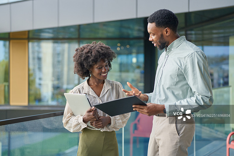 商务同事在户外进行商务讨论图片素材