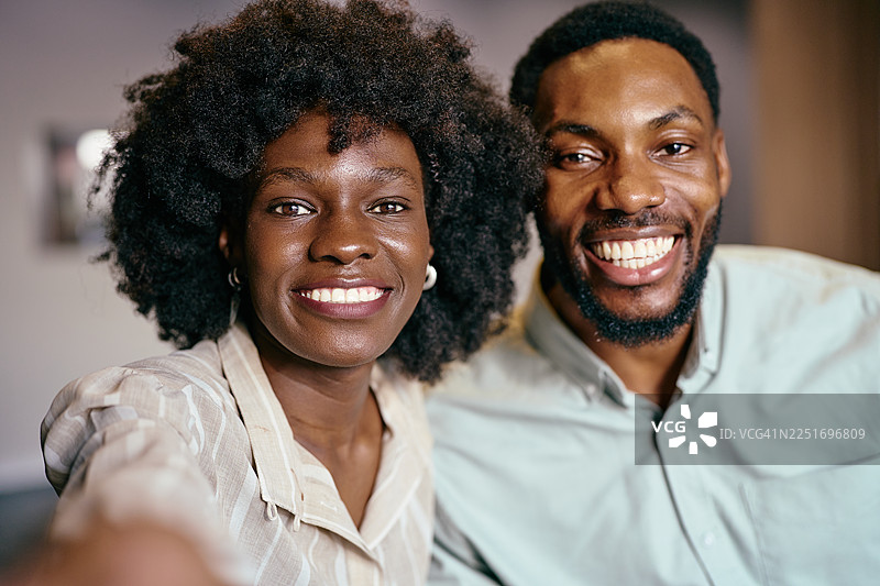快乐的年轻黑人夫妇一起微笑着自拍图片素材