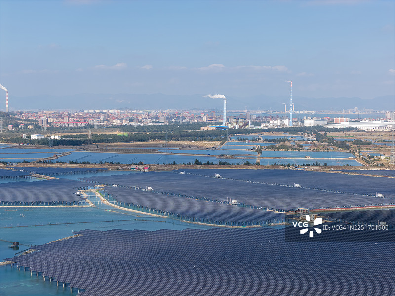 城市区域附近水面上的太阳能电池板图片素材