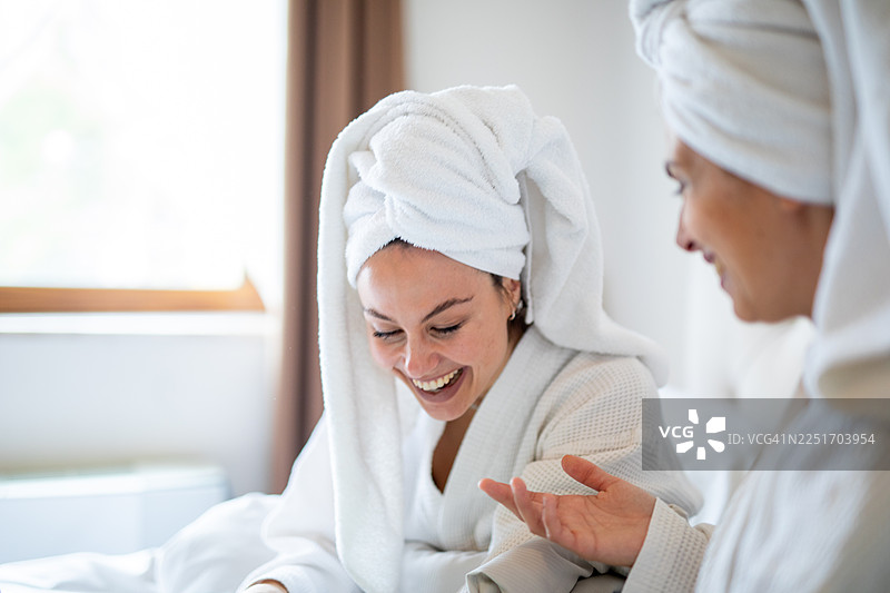 女性朋友们在享受水疗日的放松与欢笑。图片素材