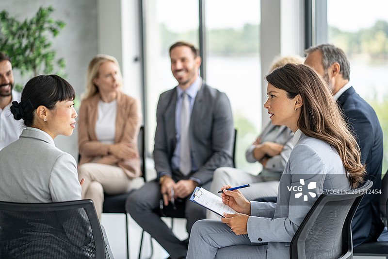 专注的专业人士在会议中进行头脑风暴图片素材