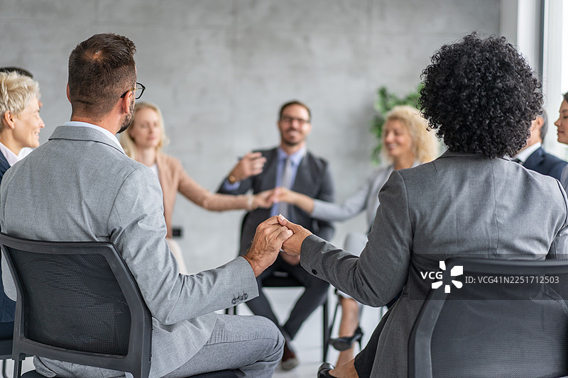 敬业的团队在专业环境中手牵手图片素材