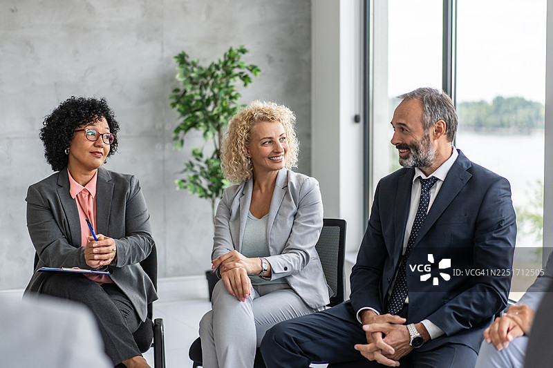 商务团队讨论，强调合作与创意图片素材