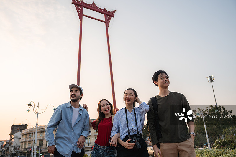 一群朋友开心地漫步在曼谷热闹的街头，享受着他们共同的一日游。图片素材