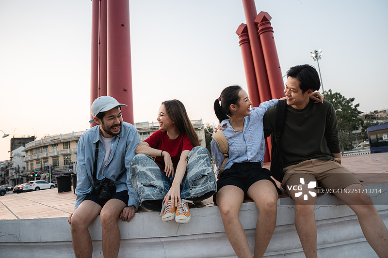一群朋友在探索曼谷城市时，用数码相机互相拍照和录像图片素材