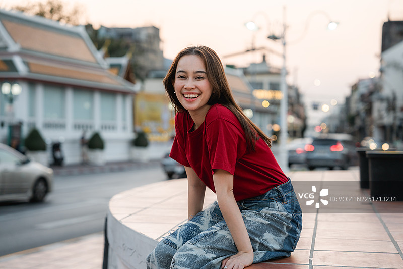 一位快乐的年轻女子在曼谷著名寺庙拍摄自己图片素材