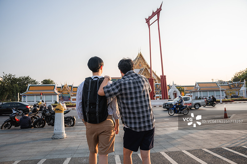 一群朋友在曼谷热闹的街头漫步，愉快地享受着他们的集体一日游图片素材