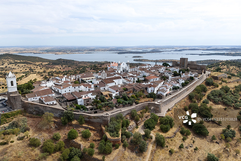 蒙萨拉斯中世纪村庄和阿尔克瓦大坝图片素材