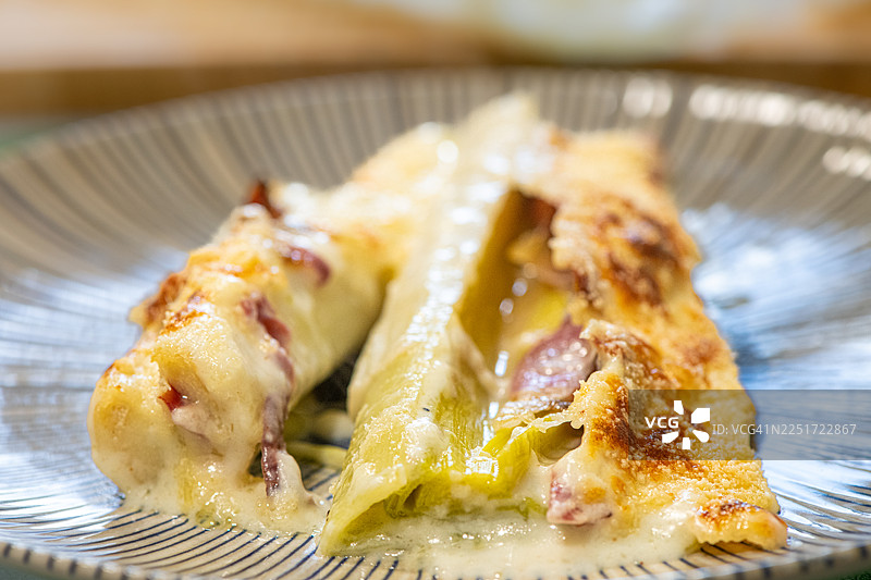 烤韭葱配伊比利亚火腿、白酱和帕玛森芝士图片素材