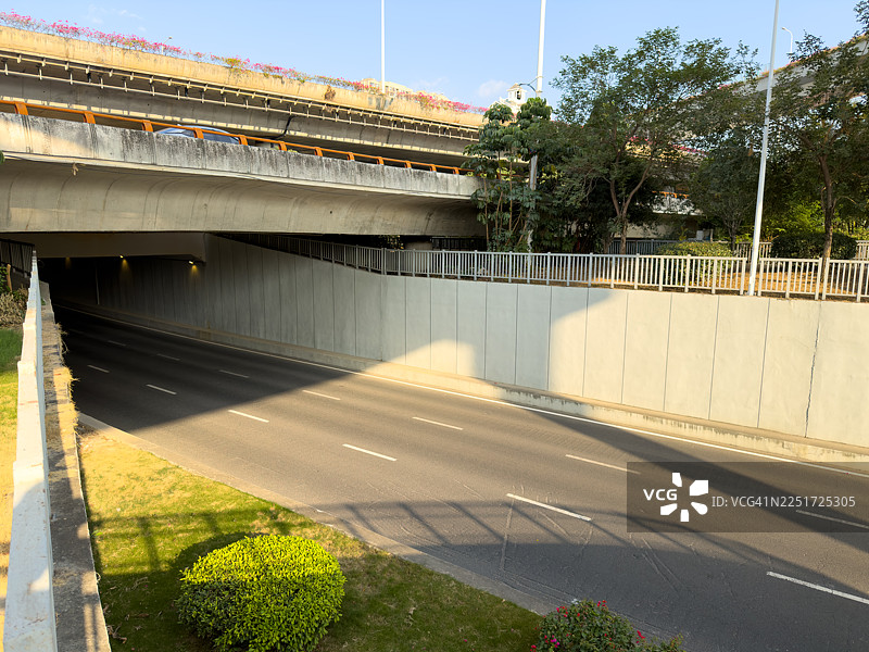 城市高架桥与绿化图片素材