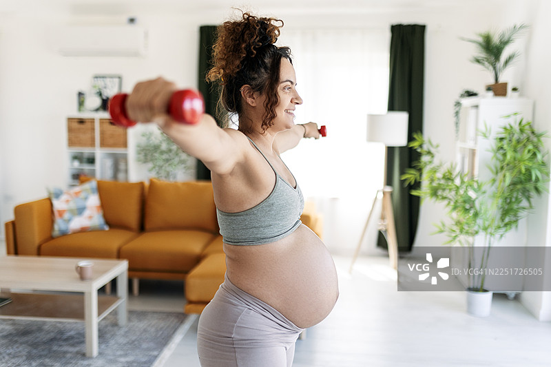 孕妇在锻炼中举轻重量图片素材