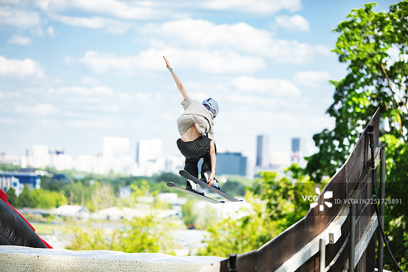 蹦床上跳雪橇图片素材