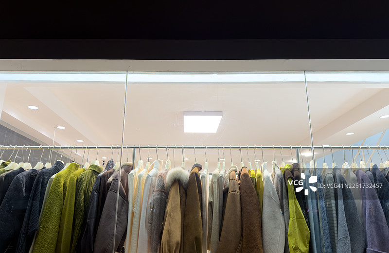 零售店里的舒适冬季服装展示图片素材