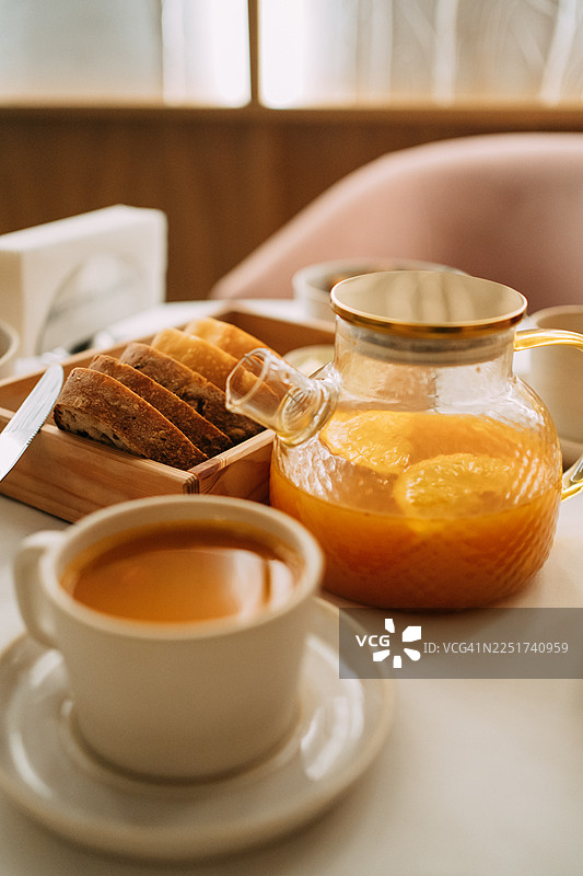 早晨的早餐桌，有咖啡、吐司和水果茶图片素材
