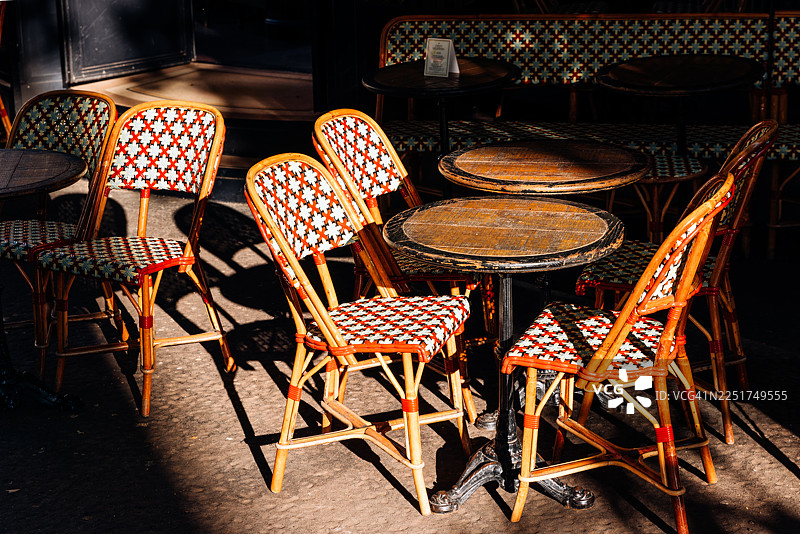 阳光明媚的早晨，蒙马特区的传统巴黎咖啡馆，法国巴黎图片素材