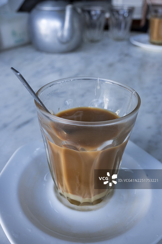 一杯泰式甜茶，浓郁香甜，常加冰块饮用，展现泰国南部饮品文化。图片素材