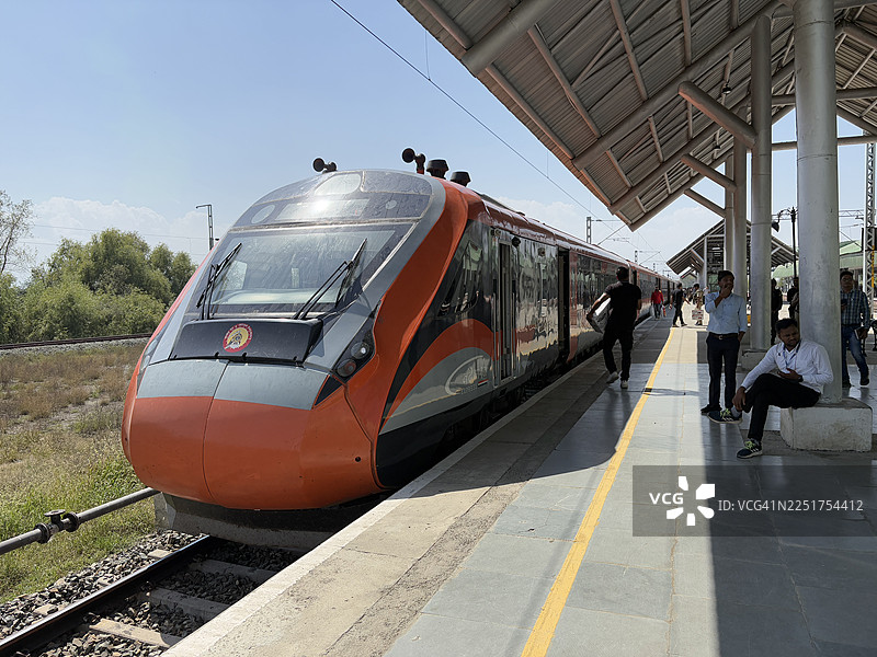 Vande Bharat Express是印度铁路运营的中长途半高速特快列车服务。图片素材