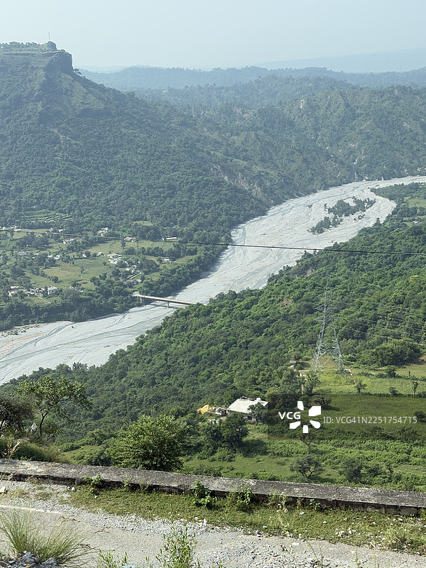 查谟和克什米尔邦安吉卡德大桥附近的丘陵地带，有开裂的岩层。图片素材