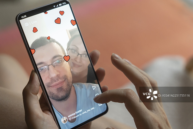 女性观看社交媒体应用内容图片素材