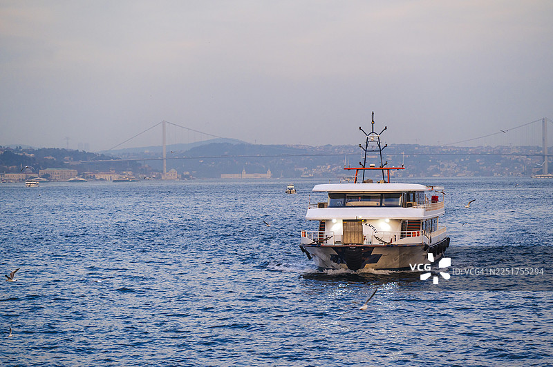土耳其伊斯坦布尔，渡轮正在博斯普鲁斯海峡航行图片素材