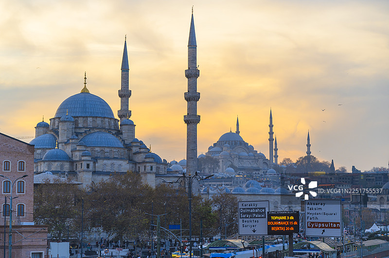 伊斯坦布尔城市景观，日落时分历史悠久的清真寺图片素材