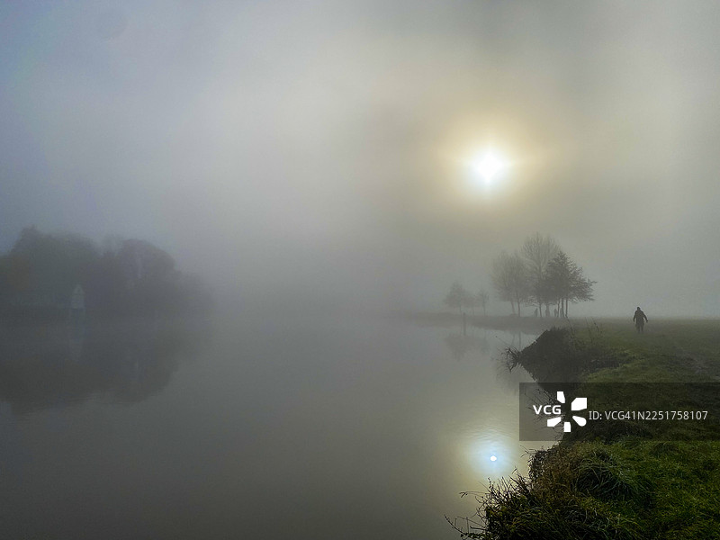 泰晤士河畔的冬天图片素材