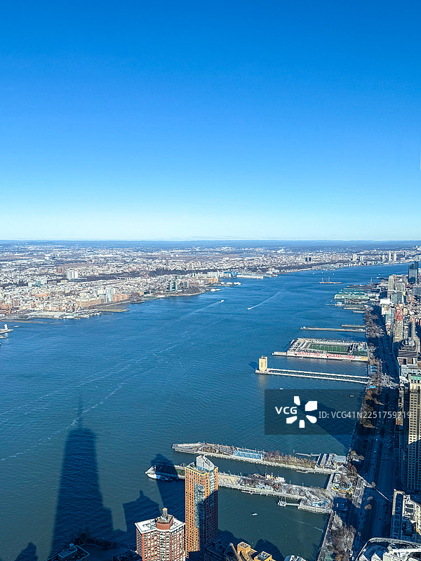 从曼哈顿下城的高处望去，可以看到曼哈顿与新泽西之间的哈德逊河岸线北侧的景色。图片素材