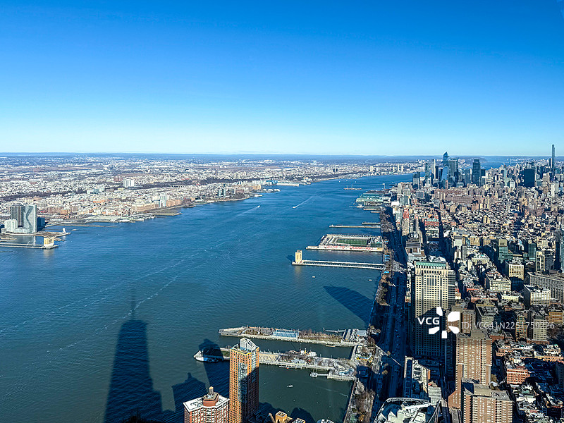 从曼哈顿下城的制高点俯瞰，眺望曼哈顿与新泽西之间的哈德逊河岸线北景图片素材