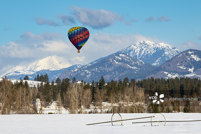飘过雪山的彩色气球图片素材