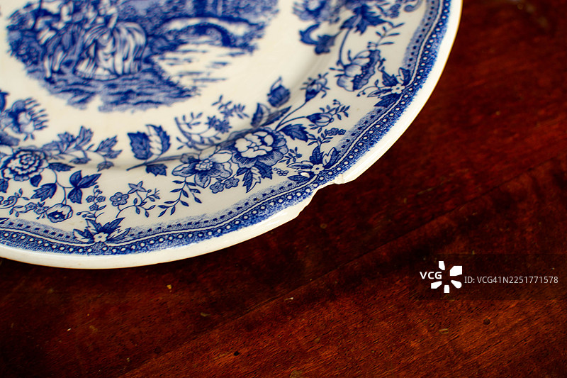 木制复古蓝白花卉瓷盘图片素材