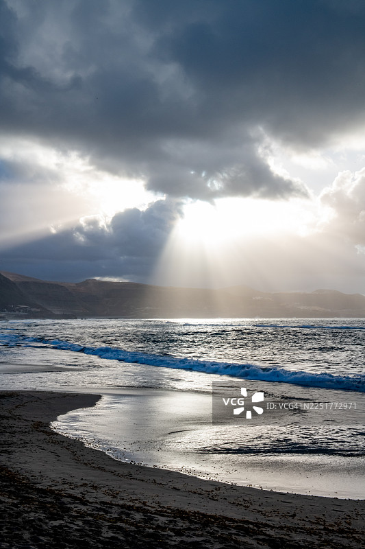拉斯坎特拉斯海滩，阳光穿透云层洒落图片素材