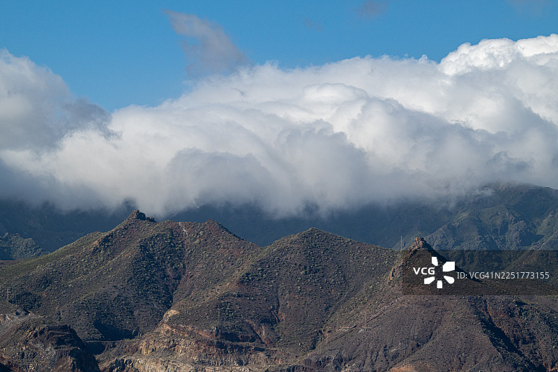 云层覆盖着特内里费岛火山峰，加那利群岛图片素材