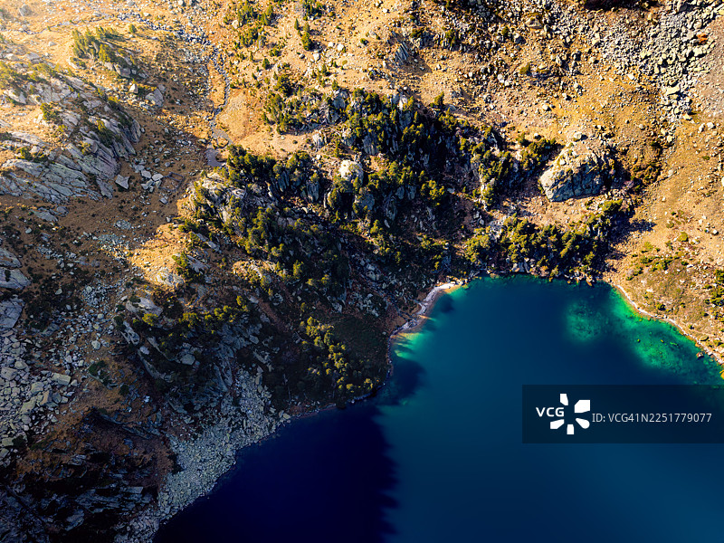 冰川山湖岩石海岸的鸟瞰图图片素材