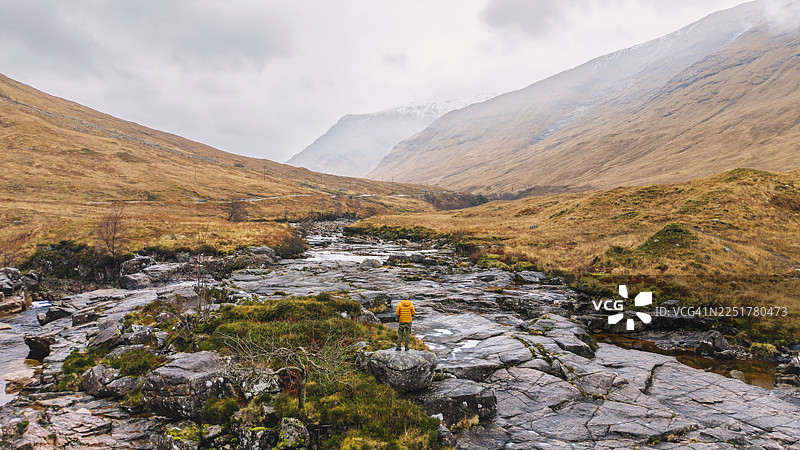 从高处/无人机视角拍摄的苏格兰高地Etive河男子眺望的画面图片素材