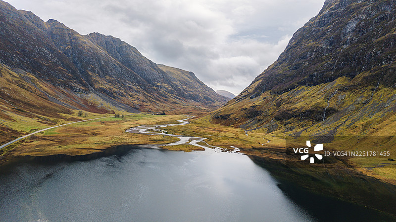 苏格兰高地格伦科峡谷中洛赫特里希坦湖和A82公路的航拍/无人机视角图片素材