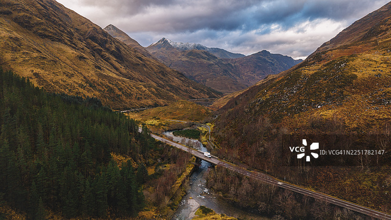 苏格兰高地格伦希尔河上的希尔河大桥上一辆卡车的航拍/无人机视角图片素材