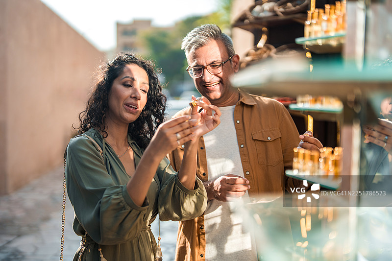 中东夫妇在阿尔法希迪区传统市场享受购物体验图片素材