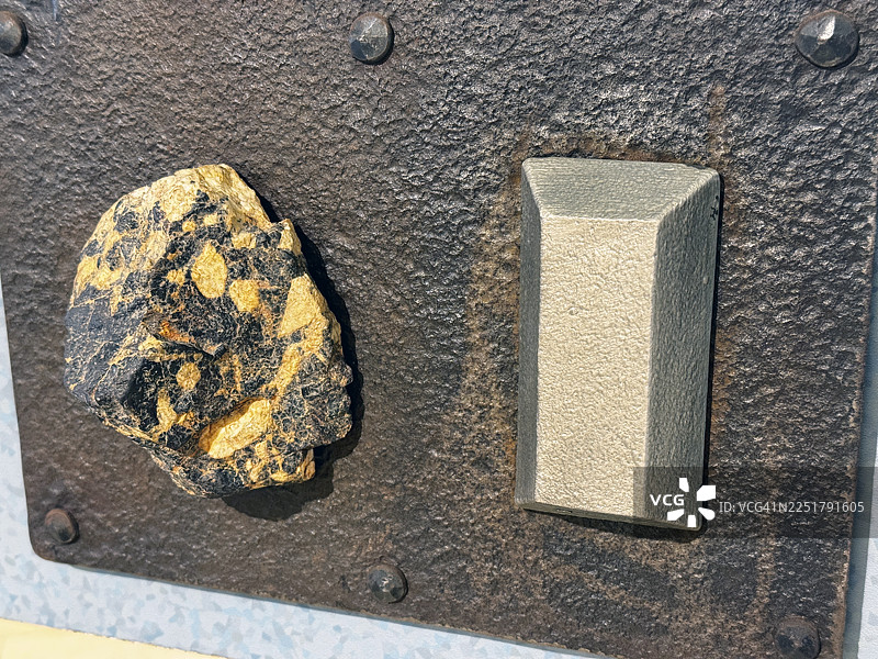 锡石矿石和精炼锡锭图片素材