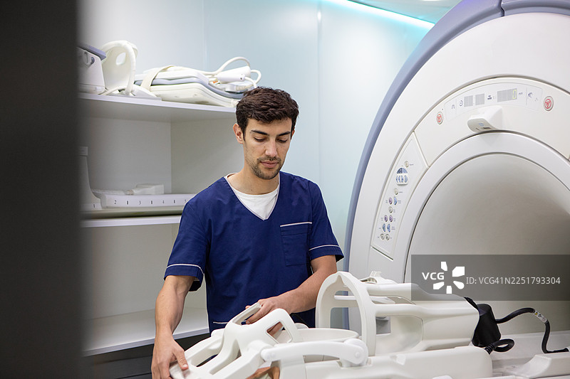放射科技师在接待患者前准备核磁共振成像仪图片素材