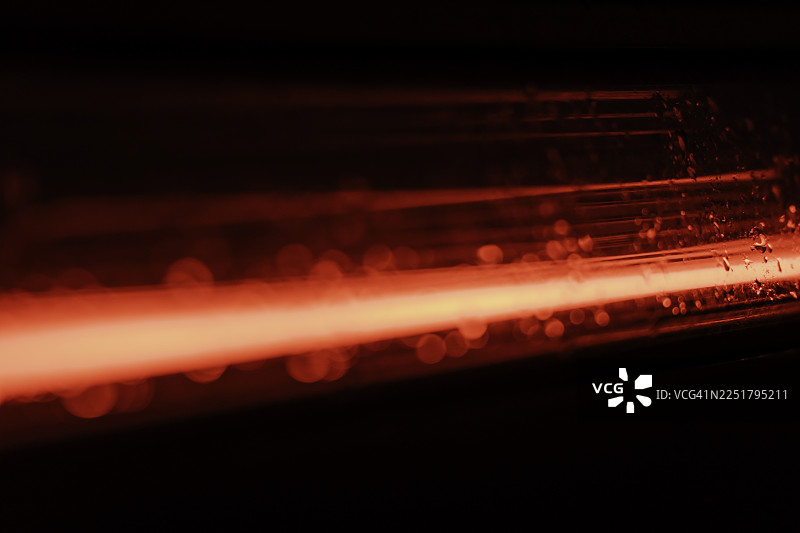 抽象的红色和橙色光轨，代表数据流和速度图片素材