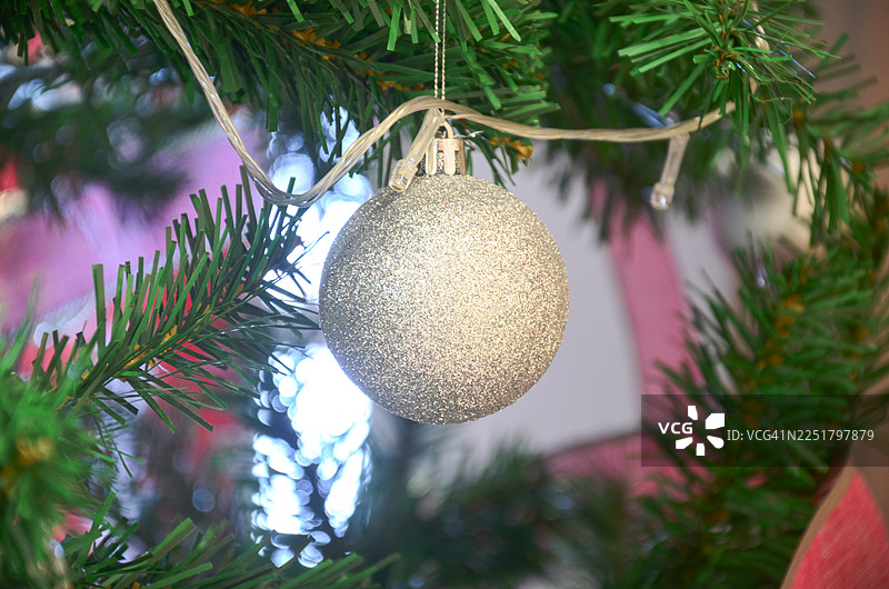 装饰的圣诞树。每到圣诞节，许多商店都会摆放挂满装饰的圣诞树来营造节日气氛。图片素材