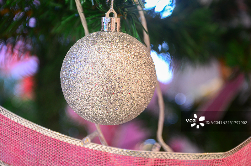 装饰一新的圣诞树。每年圣诞节，许多商家都会用挂满装饰的圣诞树来营造节日气氛。图片素材