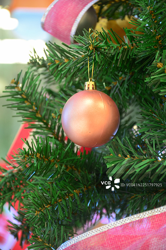 装饰一新的圣诞树。每年圣诞节，许多商店都会摆放挂满装饰的圣诞树来营造节日气氛。图片素材