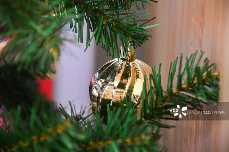 挂满装饰的圣诞树。每年圣诞节，许多商家都会摆放挂满装饰的圣诞树来营造节日气氛。图片素材