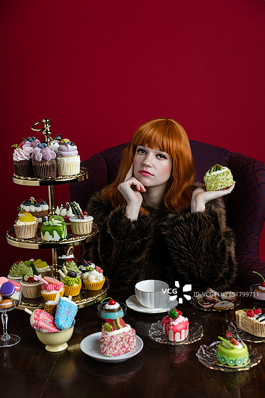 一位女士在优雅的餐桌旁享用甜点图片素材