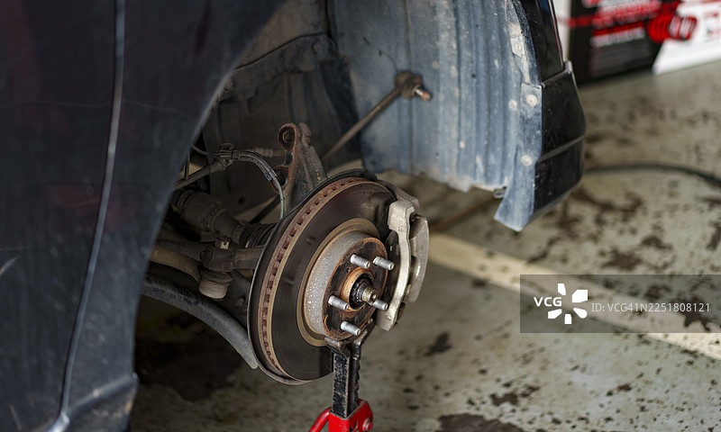 熟练的技术人员在汽车修理车间更换汽车轮胎图片素材