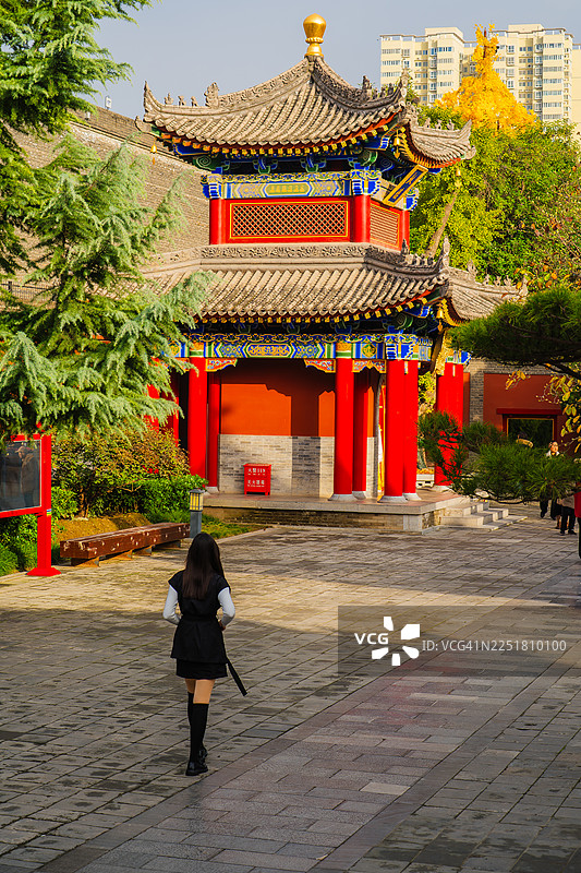 年轻女子参观中国传统寺庙亭子图片素材